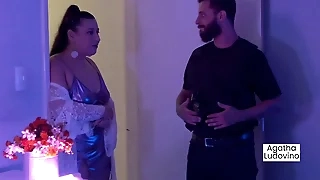 Policial invade uma festa ap&oacute;s uma denuncia anonima e flagra duas novinhas transando